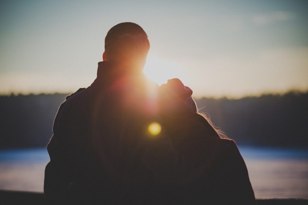 couple_watching_sunset